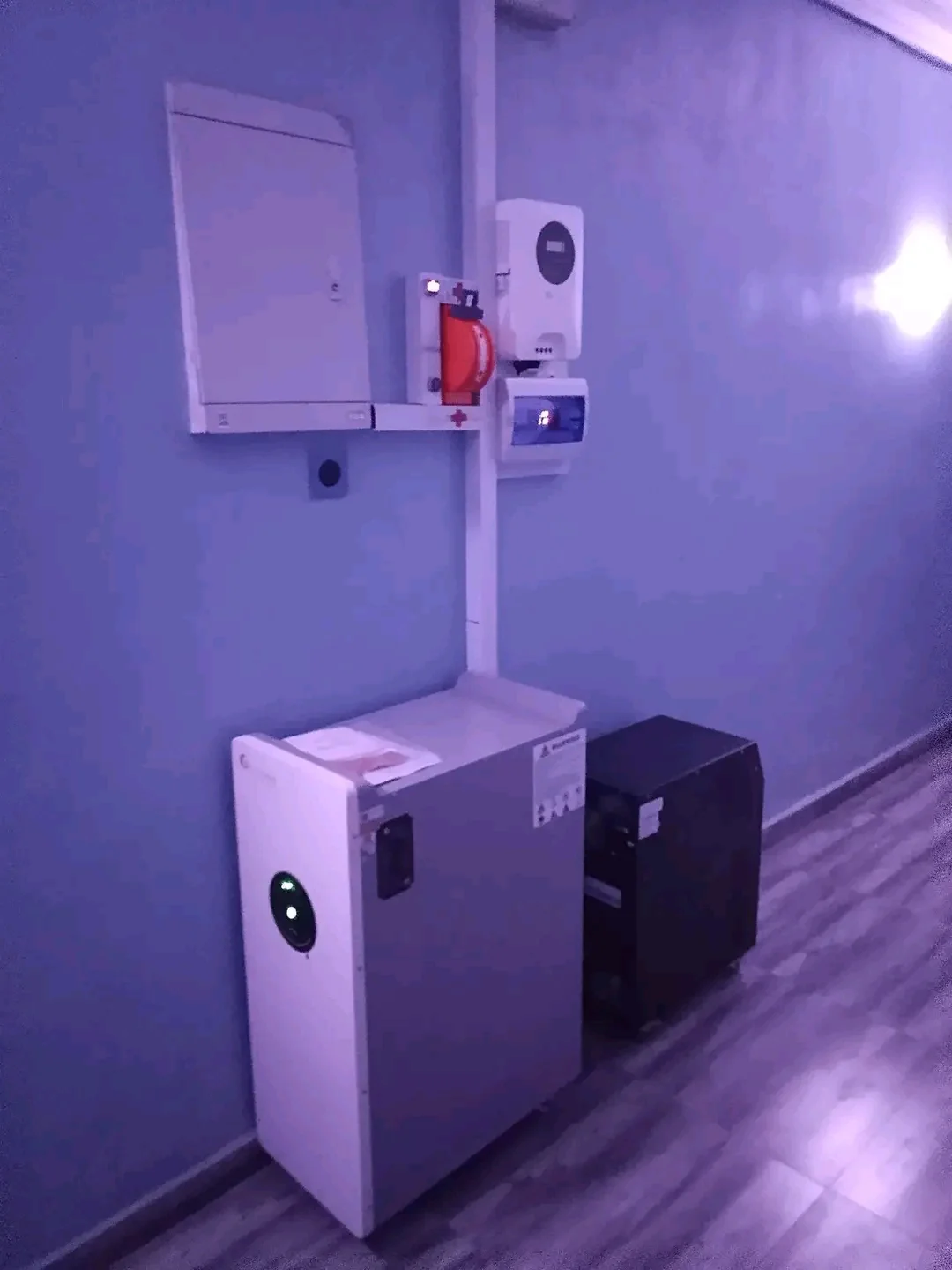 Wall-Mounted Inverter & Battery